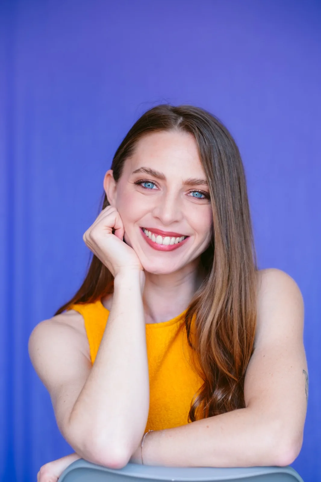 Silvia Sanchi, consulente d'immagine e stile, sorride su fondo blu: è fra le clienti dei siti web realizzati da Studio Ampolla a Campobasso
