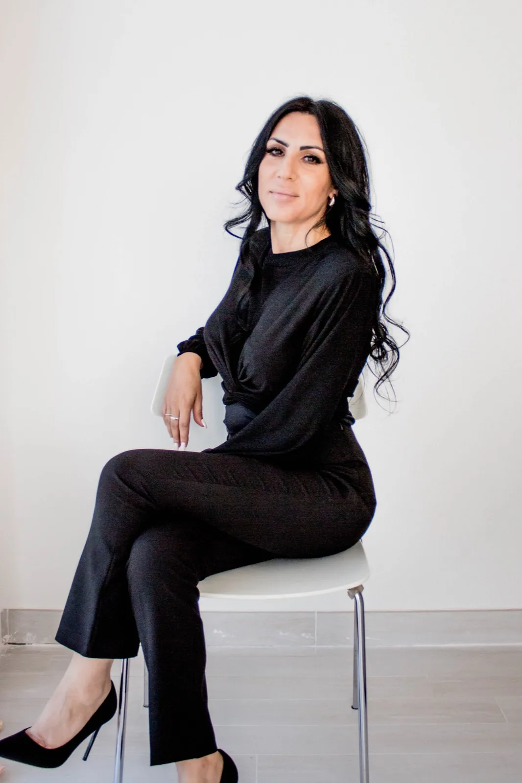 Ylenia Fotzi, agente immobiliare di YRealty, seduta di profilo col portatile in mano: il suo sito web è stato realizzato a Campobasso da Studio Ampolla